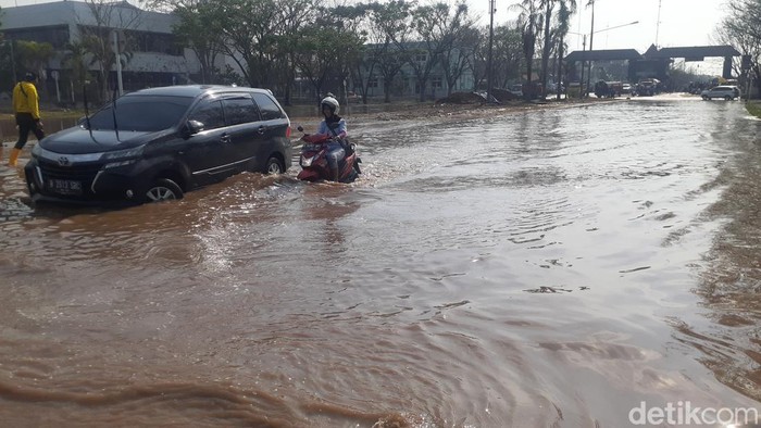 Kendaraan melintasi genangan sisa-sisa rob di kawasan Pelabuhan Semarang, Selasa (21/6/2022).