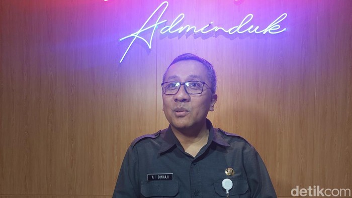 Kepala Dispendukcapil Surabaya Agus Imam Sonhaji