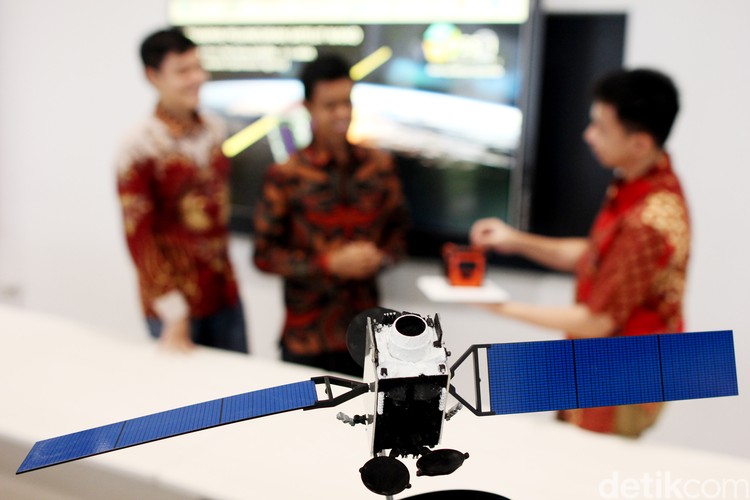 Keren! Satelit Karya Ilmuwan Muda Indonesia Siap Mengudara PT Pasifik Satelit Nusantara (PSN) terus berkomitmen dalam mendukung percepatan kemandirian satelit nasional. Kali ini, Satelit Nano Pertama karya Ilmuwan Muda Indonesia segera meluncur.
PSN mendukung pengembangan teknologi satelit nano yang efisien dalam manufaktur dan peluncuran, serta memiliki aplikasi yang sangat luas.