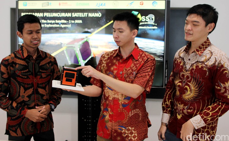 Keren! Satelit Karya Ilmuwan Muda Indonesia Siap Mengudara PT Pasifik Satelit Nusantara (PSN) terus berkomitmen dalam mendukung percepatan kemandirian satelit nasional. Kali ini, Satelit Nano Pertama karya Ilmuwan Muda Indonesia segera meluncur.
PSN mendukung pengembangan teknologi satelit nano yang efisien dalam manufaktur dan peluncuran, serta memiliki aplikasi yang sangat luas.