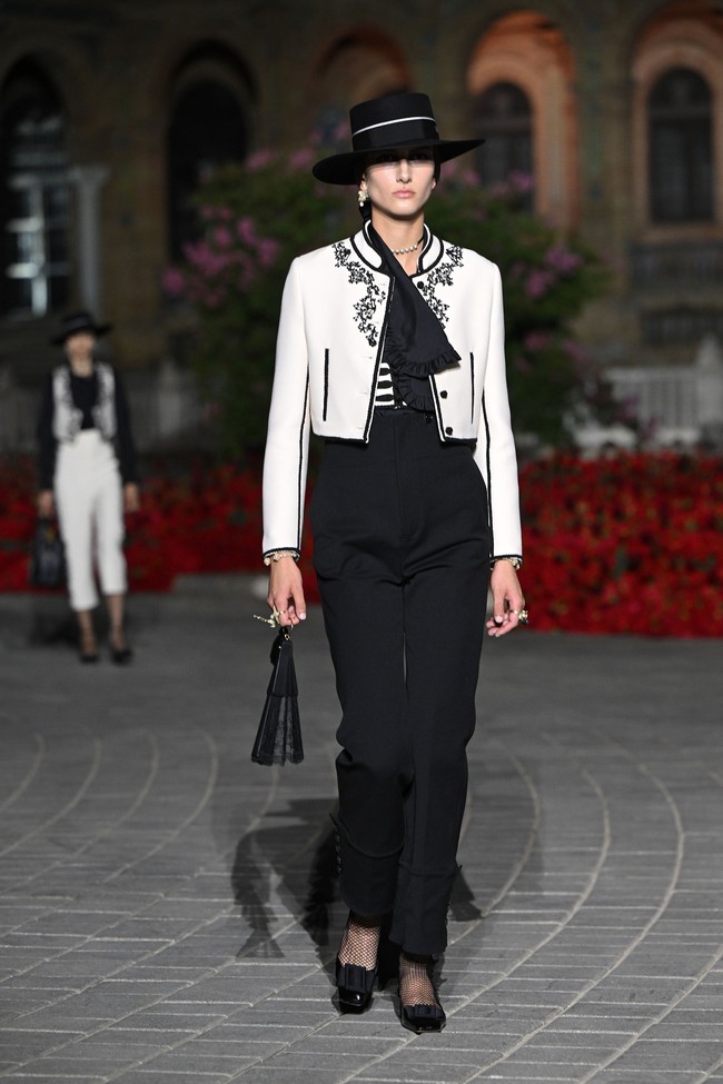 Fashion show koleksi busana Christian Dior Resort 2023 yang digelar di Plaza de Espana, Seville, Spanyol.  Foto: Dok. Stephane Cardinale/ Getty Images.