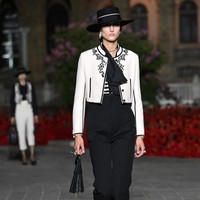 Fashion show koleksi busana Christian Dior Resort 2023 yang digelar di Plaza de Espana, Seville, Spanyol.  Foto: Dok. Stephane Cardinale/ Getty Images.