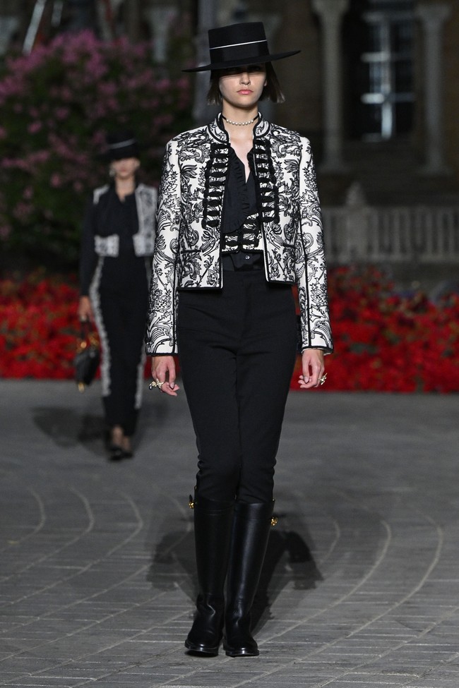 Fashion show koleksi busana Christian Dior Resort 2023 yang digelar di Plaza de Espana, Seville, Spanyol. Foto: Dok. Stephane Cardinale/ Getty Images.