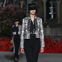 Fashion show koleksi busana Christian Dior Resort 2023 yang digelar di Plaza de Espana, Seville, Spanyol. Foto: Dok. Stephane Cardinale/ Getty Images.