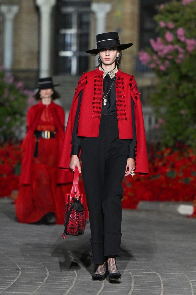 Fashion show koleksi busana Christian Dior Resort 2023 yang digelar di Plaza de Espana, Seville, Spanyol.  Foto: Dok. Stephane Cardinale/ Getty Images.