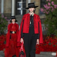 Fashion show koleksi busana Christian Dior Resort 2023 yang digelar di Plaza de Espana, Seville, Spanyol.  Foto: Dok. Stephane Cardinale/ Getty Images.