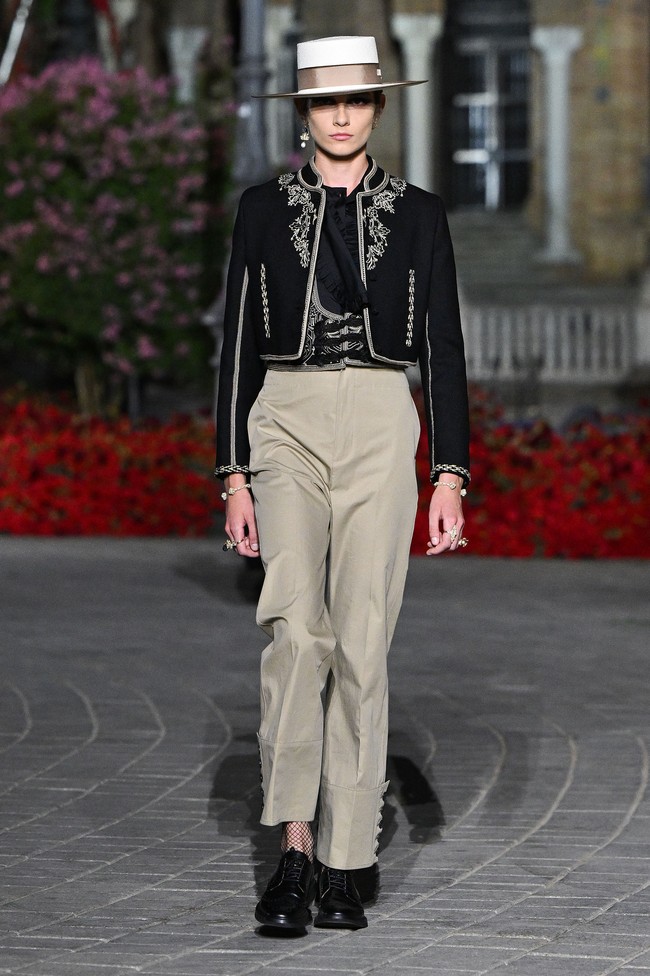 Fashion show koleksi busana Christian Dior Resort 2023 yang digelar di Plaza de Espana, Seville, Spanyol.  Foto: Dok. Stephane Cardinale/ Getty Images.