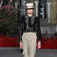 Fashion show koleksi busana Christian Dior Resort 2023 yang digelar di Plaza de Espana, Seville, Spanyol.  Foto: Dok. Stephane Cardinale/ Getty Images.