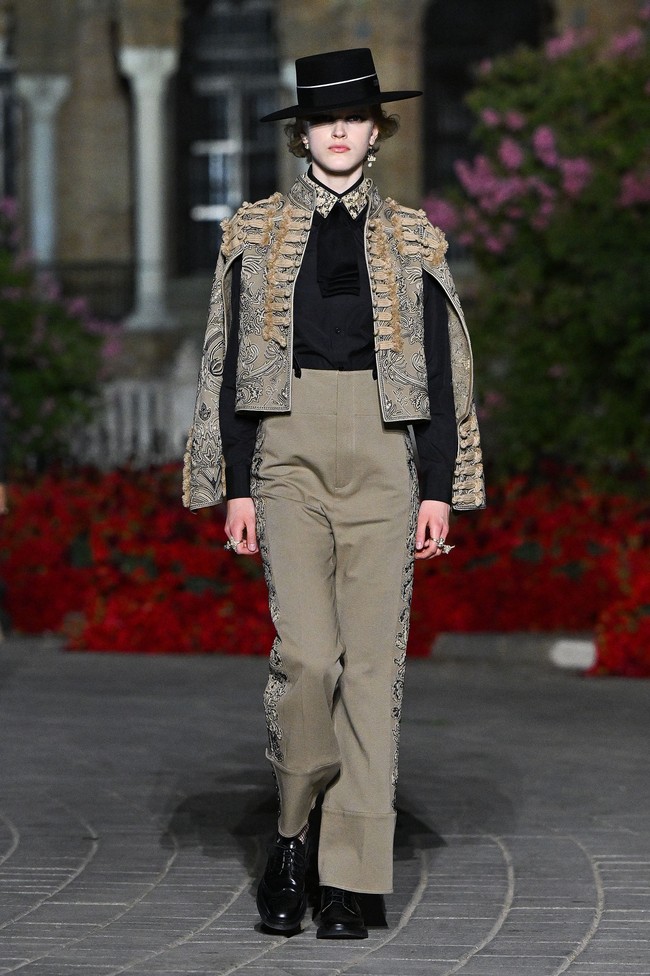 Fashion show koleksi busana Christian Dior Resort 2023 yang digelar di Plaza de Espana, Seville, Spanyol.  Foto: Dok. Stephane Cardinale/ Getty Images.