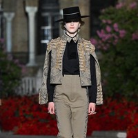 Fashion show koleksi busana Christian Dior Resort 2023 yang digelar di Plaza de Espana, Seville, Spanyol.  Foto: Dok. Stephane Cardinale/ Getty Images.