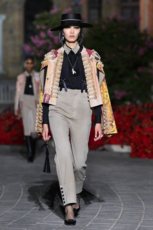 Fashion show koleksi busana Christian Dior Resort 2023 yang digelar di Plaza de Espana, Seville, Spanyol. Foto: Dok. Stephane Cardinale/ Getty Images.