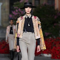 Fashion show koleksi busana Christian Dior Resort 2023 yang digelar di Plaza de Espana, Seville, Spanyol. Foto: Dok. Stephane Cardinale/ Getty Images.