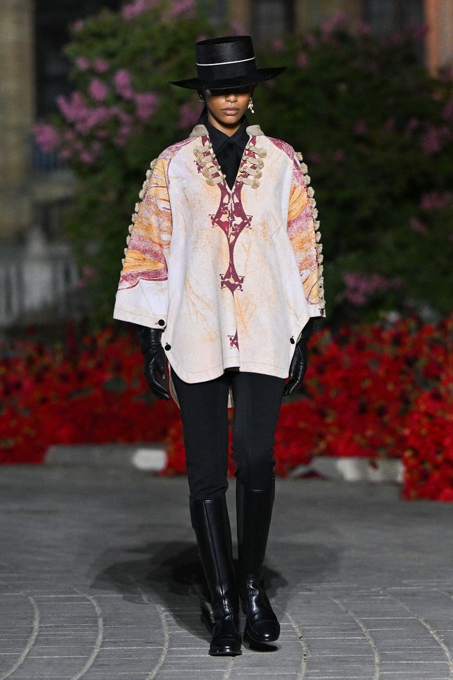 Fashion show koleksi busana Christian Dior Resort 2023 yang digelar di Plaza de Espana, Seville, Spanyol.  Foto: Dok. Stephane Cardinale/ Getty Images.