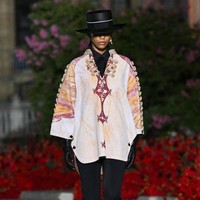 Fashion show koleksi busana Christian Dior Resort 2023 yang digelar di Plaza de Espana, Seville, Spanyol.  Foto: Dok. Stephane Cardinale/ Getty Images.