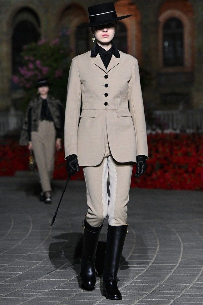 Fashion show koleksi busana Christian Dior Resort 2023 yang digelar di Plaza de Espana, Seville, Spanyol.  Foto: Dok. Stephane Cardinale/ Getty Images.