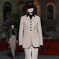 Fashion show koleksi busana Christian Dior Resort 2023 yang digelar di Plaza de Espana, Seville, Spanyol.  Foto: Dok. Stephane Cardinale/ Getty Images.