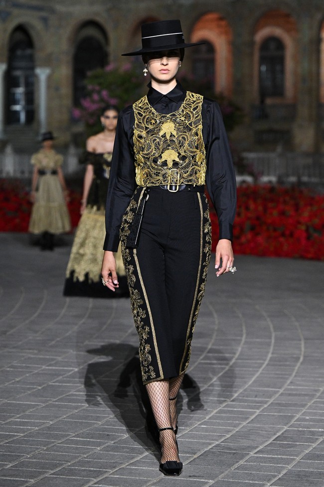 Fashion show koleksi busana Christian Dior Resort 2023 yang digelar di Plaza de Espana, Seville, Spanyol. Foto: Dok. Stephane Cardinale/ Getty Images.