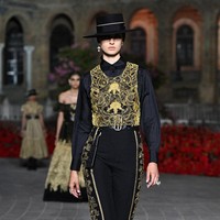 Fashion show koleksi busana Christian Dior Resort 2023 yang digelar di Plaza de Espana, Seville, Spanyol. Foto: Dok. Stephane Cardinale/ Getty Images.