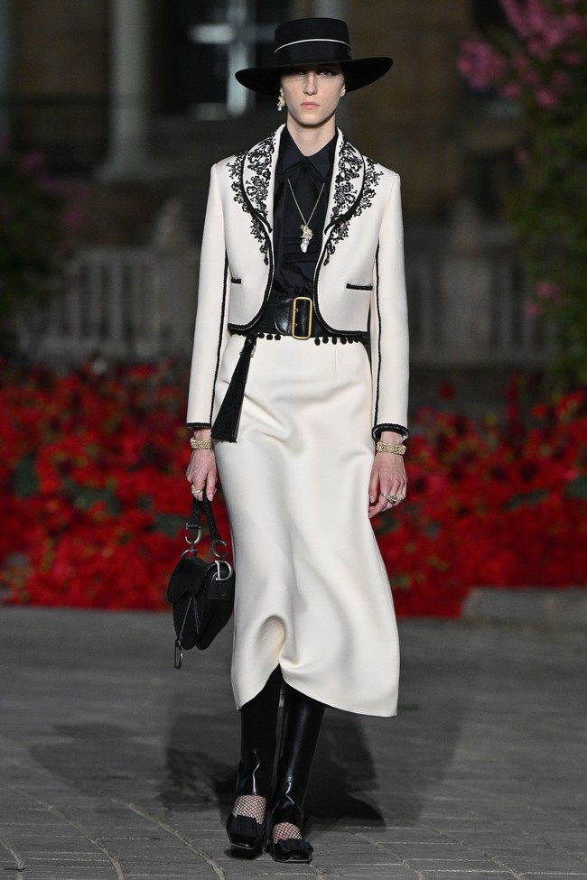 Fashion show koleksi busana Christian Dior Resort 2023 yang digelar di Plaza de Espana, Seville, Spanyol. Foto: Dok. Stephane Cardinale/ Getty Images.