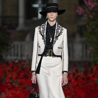 Fashion show koleksi busana Christian Dior Resort 2023 yang digelar di Plaza de Espana, Seville, Spanyol. Foto: Dok. Stephane Cardinale/ Getty Images.