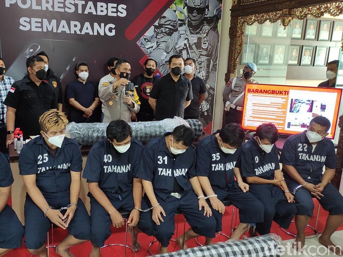 Komplotan maling gulungan kain senilai miliaran di Semarang dibekuk, Selasa (21/6/2022).