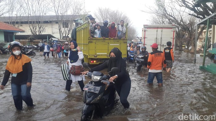 Kondisi kawasan Pelabuhan Tanjung Emas, Semarang, masih tergenang banjir rob, Selasa (21/6/2022) sore.