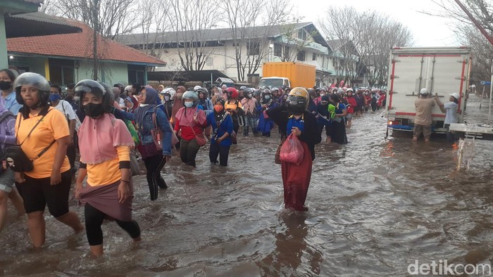 Kondisi kawasan Pelabuhan Tanjung Emas, Semarang, masih tergenang banjir rob, Selasa (21/6/2022) sore. Kondisi kawasan Pelabuhan Tanjung Emas, Semarang, masih tergenang banjir rob, Selasa (21/6/2022) sore.