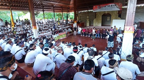 Krama Desa Adat Intaran menggeruduk Kantor DPRD Bali guna menolak pembangunan LNG di kawasan mangrove.