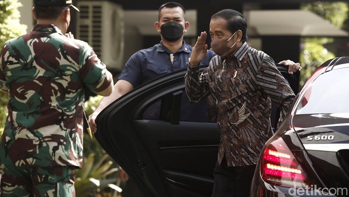 Presiden Joko Widodo menghadiri rapat kerja nasional (Rakernas) II PDIP di Jakarta. Jokowi tampak mengenakan kemeja batik lengan panjang saat tiba di lokasi.