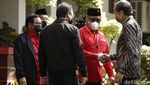 Lambaian Tangan Jokowi Saat Hadiri Rakernas II PDIP