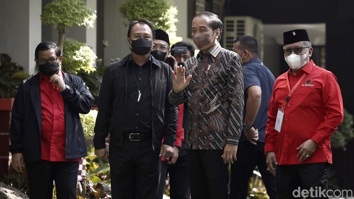 Presiden Joko Widodo menghadiri rapat kerja nasional (Rakernas) II PDIP di Jakarta. Jokowi tampak mengenakan kemeja batik lengan panjang saat tiba di lokasi.