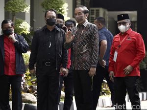 Lambaian Tangan Jokowi Saat Hadiri Rakernas II PDIP