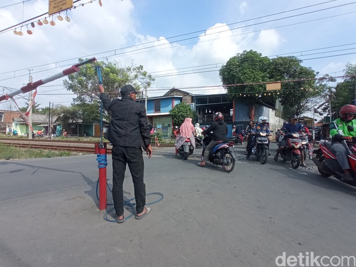 Lokasi mobil tertabrak kereta di perlintasan sebidang di dekat Jalan Gang Walet, Tambun Selatan, Kabupaten Bekasi, Selasa (21/6/2022). (Fakhri F/detikcom)