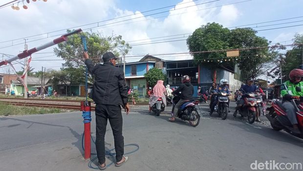 Lokasi mobil tertabrak kereta di perlintasan sebidang di dekat Jalan Gang Walet, Tambun Selatan, Kabupaten Bekasi, Selasa (21/6/2022). (Fakhri F/detikcom)