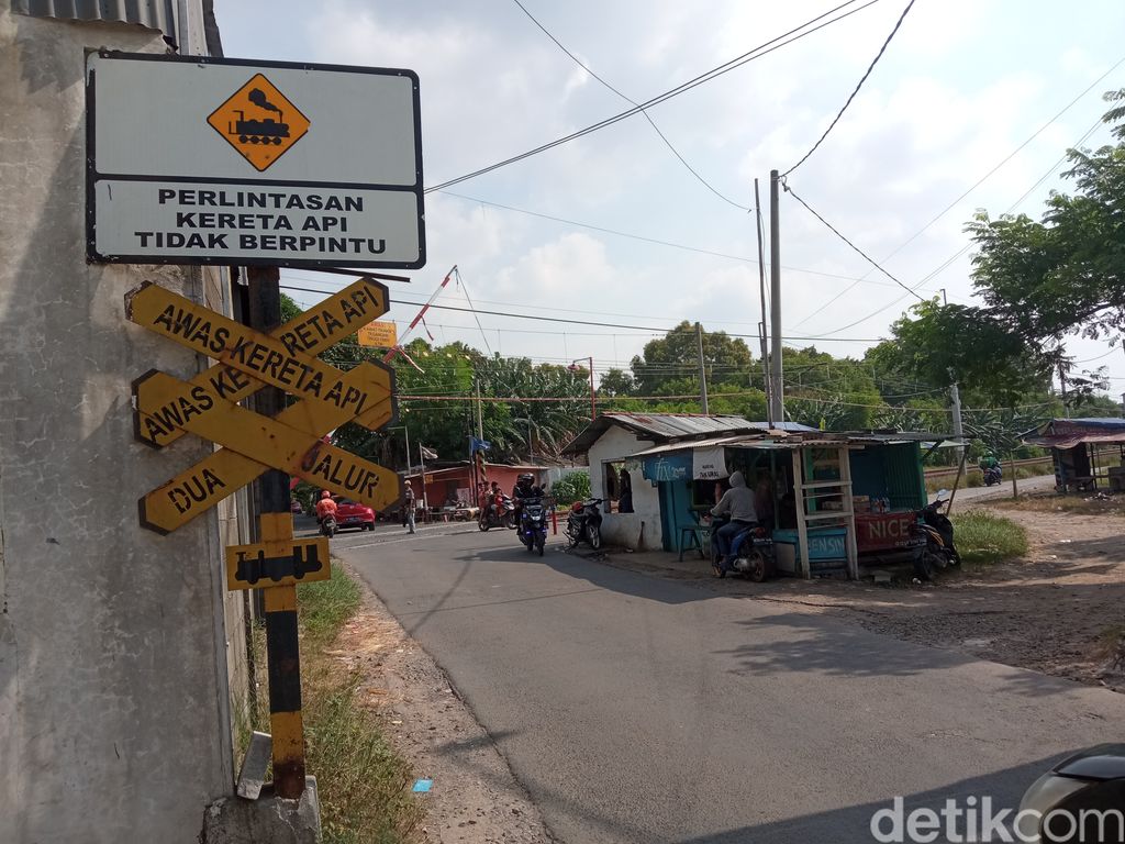 Lokasi mobil tertabrak kereta di perlintasan sebidang di dekat Jalan Gang Walet, Tambun Selatan, Kabupaten Bekasi, Selasa (21/6/2022). (Fakhri F/detikcom)