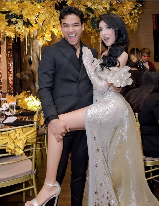 Tak hanya Fuji, sang kakak, Fadly pun tampak menghadiri pesta ulang tahun Lucinta Luna. Keduanya bahkan tampak berpose romantis sekaligus kocak berdua. Foto: Instagram/@lucintaluna_manjalita