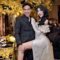 Tak hanya Fuji, sang kakak, Fadly pun tampak menghadiri pesta ulang tahun Lucinta Luna. Keduanya bahkan tampak berpose romantis sekaligus kocak berdua. Foto: Instagram/@lucintaluna_manjalita