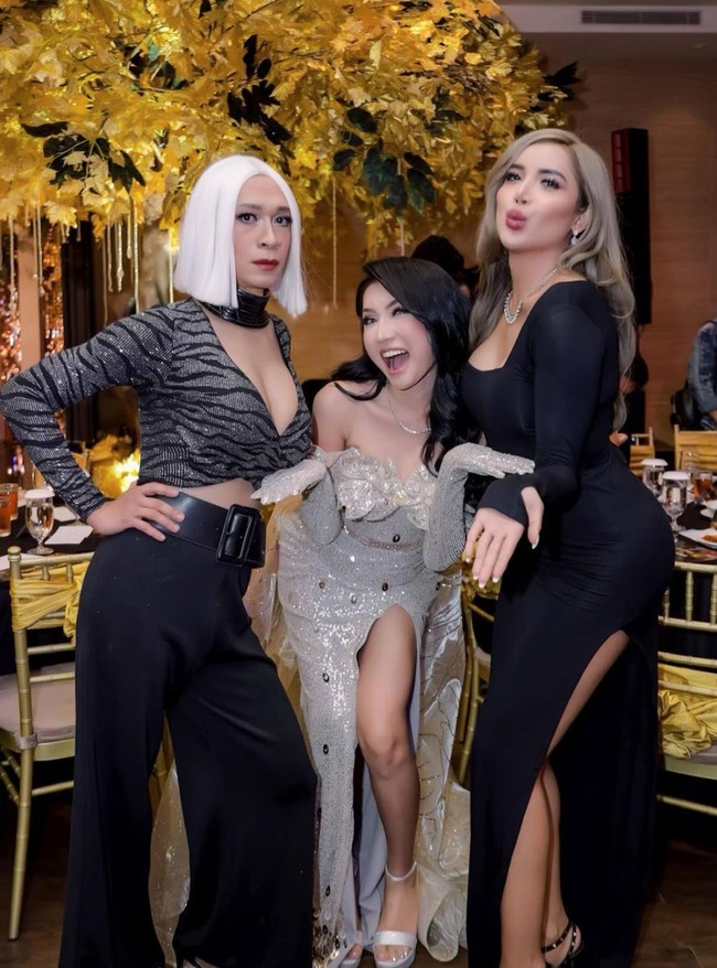 Tak mau kalah, Aming dan Milen Cyrus juga terlihat berfoto bersama Lucinta Luna. Penampilan Aming sendiri sempat mencuri perhatian dan membuat netizen salah fokus. Mon maap, aming operasi payudara ya? komentar salah seorang netizen. Foto: Instagram/@lucintaluna_manjalita