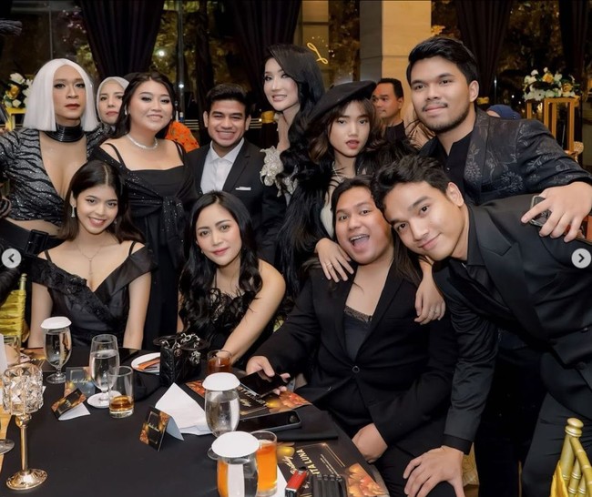 Saat menghadiri acara ulang tahun Lucinta Luna, Aming terlihat tampil seksi mengenakan atasan croptop loreng yang dipaadukan dengan celana panjang. Penaampilannya itu kemudian dilengkapi dengan rambut palsu dan kalung di lehernya. Foto: Instagram/@lucintaluna_manjalita