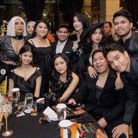 Saat menghadiri acara ulang tahun Lucinta Luna, Aming terlihat tampil seksi mengenakan atasan croptop loreng yang dipaadukan dengan celana panjang. Penaampilannya itu kemudian dilengkapi dengan rambut palsu dan kalung di lehernya. Foto: Instagram/@lucintaluna_manjalita