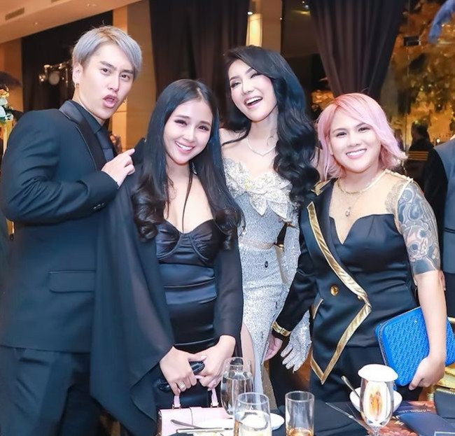 Tak hanya karena penampilannya, Aming rupanya juga disorot karena bertemu mantan istrinya di momen ultah Lucinta tersebut. Pasalnya sang mantan istri, Evelyn Nada Anjani juga terlihat hadir mengenakan busana berwarna hitam. Foto: Instagram/@lucintaluna_manjalita