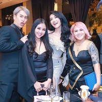 Tak hanya karena penampilannya, Aming rupanya juga disorot karena bertemu mantan istrinya di momen ultah Lucinta tersebut. Pasalnya sang mantan istri, Evelyn Nada Anjani juga terlihat hadir mengenakan busana berwarna hitam. Foto: Instagram/@lucintaluna_manjalita