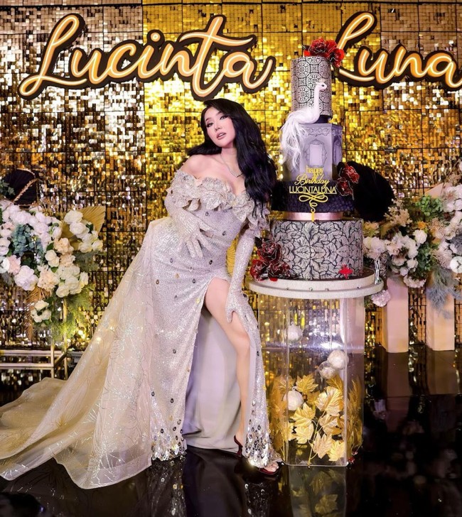 Tepat pada Kamis (16/2/2022) Lucinta Luna berulang tahun yang ke-33. Untuk merayakannya, Lucinta Luna pun tampak menggelar sebuah pesta ulang tahun yang meriah dan mewah. Foto: Instagram/@lucintaluna_manjalita