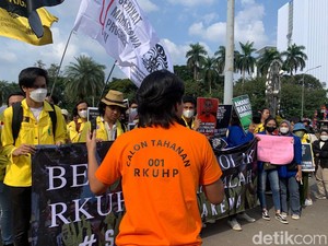 Aksi Demo Tolak RKUHP Sebagai Kado Ultah untuk Jokowi