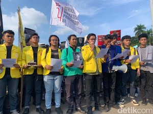Happy Birthday Jokowi dari Massa Mahasiswa Penolak RKUHP