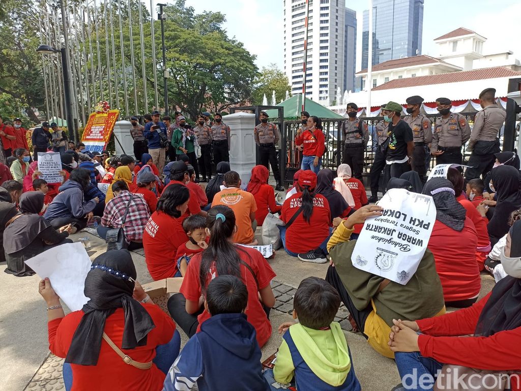 Massa SPRI memprotes Gubernur DKI Jakarta Anies Baswedan yang dianggap tak menggunakan APBD untuk kepentingan warga miskin Ibu Kota. (Tiara Aliya A/detikcom)