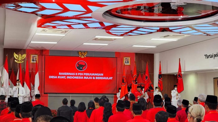 Megawati-Jokowi Hadir di Rakernas II PDIP 1 Ketua Umum PDIP Megawati Soekarnoputri memberikan arahan serta membuka Rakernas II PDIP di Jakarta, Selasa (21/6/2022). Rakernas PDIP kali ini mengusung tema Desa Kuat, Indonesia Maju dan Berdaulat.