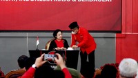 Megawati Soekarnoputri dalam Rakernas II PDIP tegas menyorot kader yang bermanuver soal calon presiden (capres) dari PDIP. Megawati menegaskan punya hak prerogatif terhadap pilihan capres yang akan diusung PDIP.  