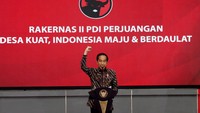 Selanjutnya, Jokowi menyampaikan sambutan. Dia berterima kasih PDIP telah memberikan kejutan di hari ulang tahunnya.  