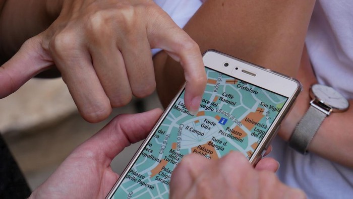 Melacak lokasi seseorang hanya menggunakan nomor handphone.